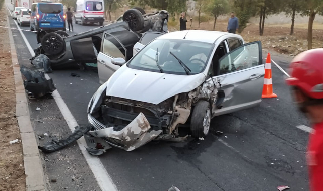 Araçlar kafa kafaya çarpıştı: 4 yaralı