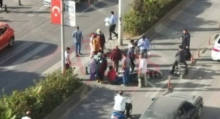 Atatürk Bulvarında devrilen motosikletin sürücüsü yaralandı