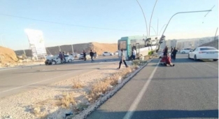 Belediye otobüsü ile otomobil çarpışmıştı: Acı haber geldi
