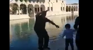 Canlı yayın yaparken Balıklıgöl'e düştü (VİDEO)