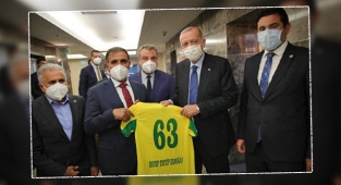 Cumhurbaşkanı Erdoğan’a Şanlıurfaspor forması hediye ettiler