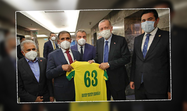Cumhurbaşkanı Erdoğan’a Şanlıurfaspor forması hediye ettiler