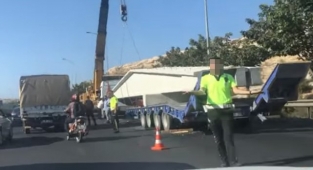 Dev prefabriği taşıyan tır arıza verince trafik kilitlendi