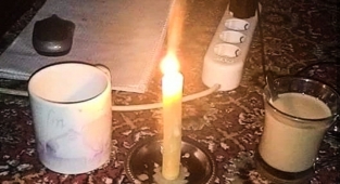 Elektrikler kesilince mum ışığında ders çalıştılar