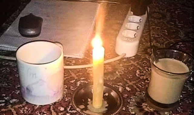 Elektrikler kesilince mum ışığında ders çalıştılar