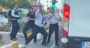 Elinde sopasıyla minibüse saldırdı