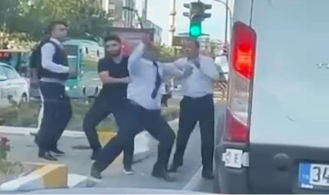 Elinde sopasıyla minibüse saldırdı