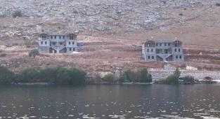 Halfeti’de yapılan beton binalar kaçak mı?