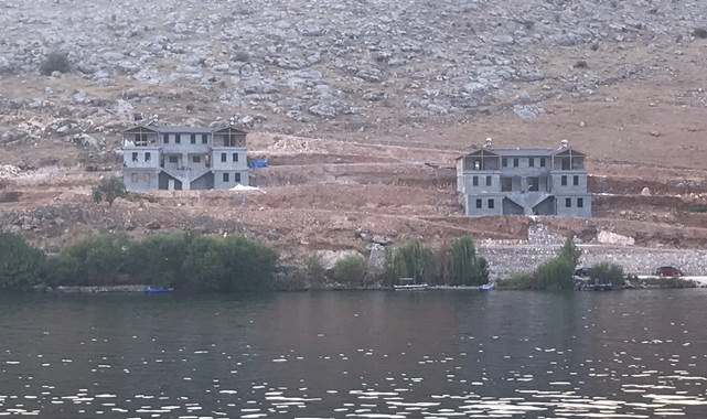 Halfeti’de yapılan beton binalar kaçak mı?