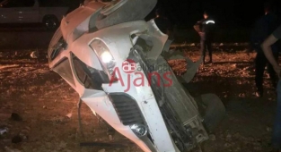 Hilvan'da takla atan araç elektrik direğini devirdi