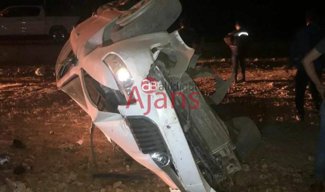 Hilvan'da takla atan araç elektrik direğini devirdi