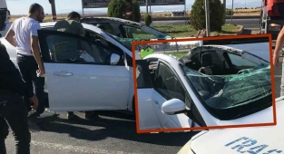 Hilvan'da kaza yapan aracın tavanı uçtu