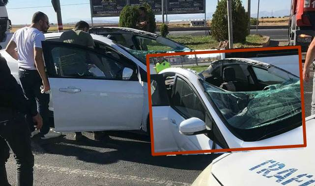 Hilvan'da kaza yapan aracın tavanı uçtu