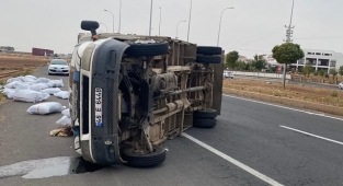 Hilvan girişinde kaza: Kamyonet devrildi