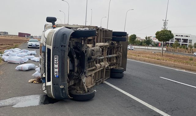 Hilvan girişinde kaza: Kamyonet devrildi
