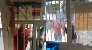 İlaç yazmadığı için doktorla tartışan iki kişi serbest bırakıldı