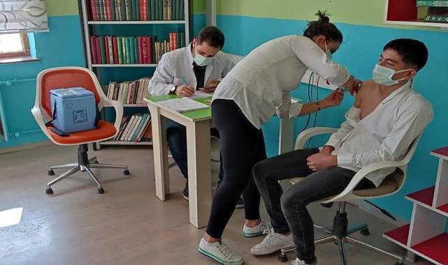 Liselerde aşı uygulaması devam ediyor