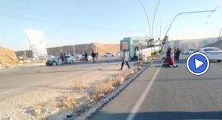 Otobüs ile otomobilin karıştığı kazanın görüntüleri çıktı