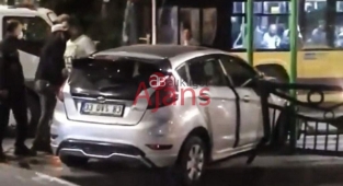 Otomobil otobüs durağına daldı!