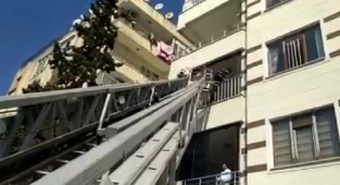 Şanlıurfa’da 3 çocuk apartmanda mahsur kaldı