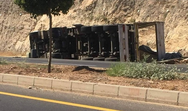 Şanlıurfa’da buğday yüklü kamyon devrildi