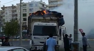 Şanlıurfa'da pamuk yüklü kamyon alev aldı!