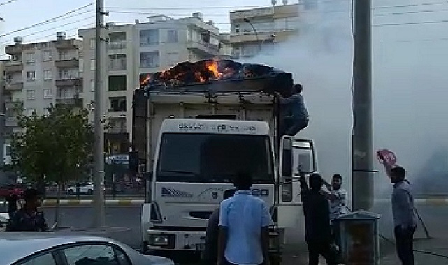 Şanlıurfa'da pamuk yüklü kamyon alev aldı!