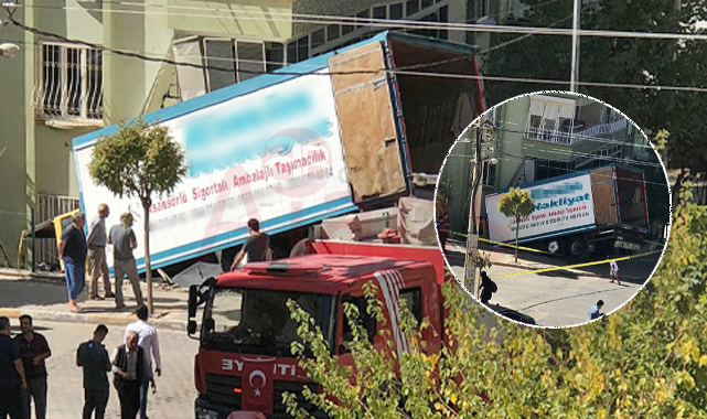 Şanlıurfa'da nakliyat kamyonu apartmanın bahçesine düştü