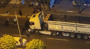  Şanlıurfa'da faciadan dönüldü! Metrelerce sürükledi