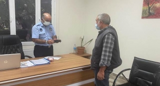 Seyyar satıcı yerde bulduğu cüzdanı sahibine ulaştırdı