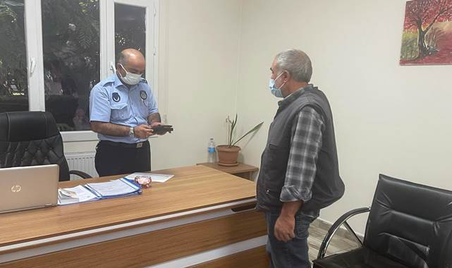 Seyyar satıcı yerde bulduğu cüzdanı sahibine ulaştırdı