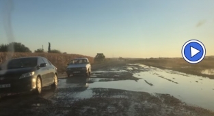 Taban suyu yükseldikçe yollar çökmeye başladı