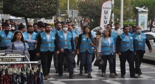 Urfa’da mavi yelek giyerek ‘işsizliğe tepki’ için yürüdüler