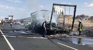 Urfa'da yanan tır kullanılamaz hale geldi