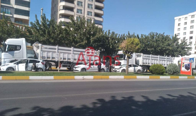 Urfa'da zincirleme kaza! 3 araç birbirine girdi