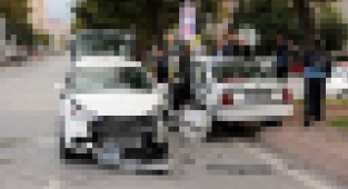 Urfa'dan düğüne katılmak için giden aile kaza yaptı: 13 yaralı