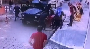 Viranşehir'de küçük çocuğa zırhlı araç çarptı