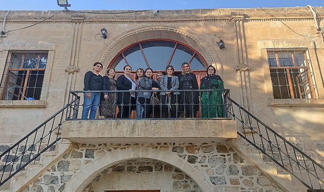 Viranşehir’de protokol eşlerinden kadın destek merkezine ziyaret