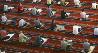 Camilerde eski saf düzeni geri geliyor