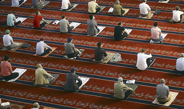 Camilerde eski saf düzeni geri geliyor