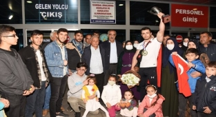 Dünya birincisi Abdulsamet Çevik Şanlıurfa'ya döndü