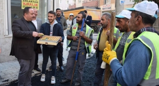 Ekinci sahada çalışan belediye ekibine tatlı ikram etti