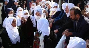 Emine Şenyaşar’a kadınlardan destek