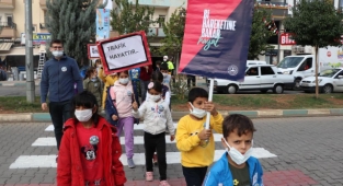 Halfeti'de çocuklar yaya önceliğine dikkat çekti