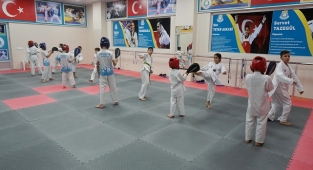 Haliliye’de tekvando ve badminton kursları devam ediyor