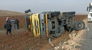 Harran'da kum yüklü kamyon devrildi
