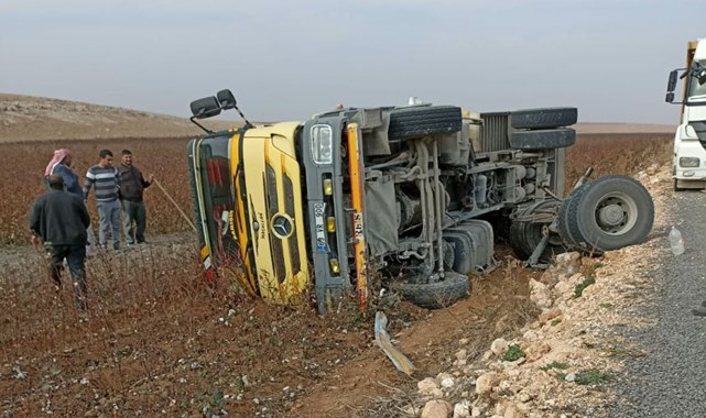 Harran'da kum yüklü kamyon devrildi