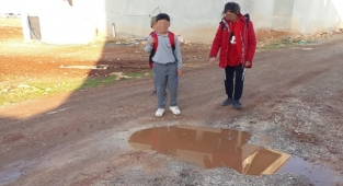 Hilvan’da öğrencilerin çamurla imtihanı