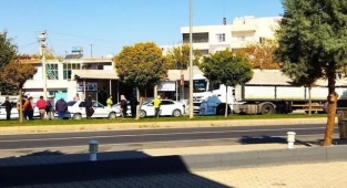 Hilvan'da tır otomobili önüne alarak sürükledi