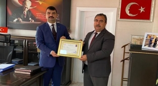 Hilvan Kaymakamından ilçe milli eğitim müdürüne başarı belgesi